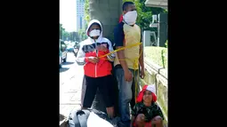 Dalam aksinya, pendemo membawa seorang anak yang orangtua-nya tidak mampu untuk membayar sekolah, Jakarta, Senin (14/7/14). (Liputan6.com/Faisal R Syam)