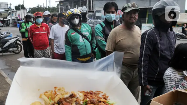 Lima Bulan Konsisten Bagikan Bubur Gratis Setiap Hari