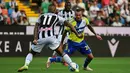 Pemain Udinese Walace (kiri) berebut bola dengan pemain Juventus Marko Pjaca pada pertandingan Liga Italia Serie A di Dacia Arena Stadium, Udine, Italia, 22 Agustus 2021. Pertandingan berakhir dengan skor 2-2. (MIGUEL MEDINA/AFP)