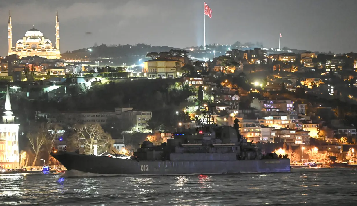 Salah satu dari tiga kapal angkatan laut Rusia, kapal pendarat besar kelas Ropucha "Olenegorsky Gornyak" berlayar melalui Selat Bosphorus dalam perjalanan ke Laut Hitam melewati kota Istanbul (9/2/2022). Kapal perang Rusia menuju ke Laut Hitam dari Mediterania untuk latihan angkatan laut.  (AFP/Ozan