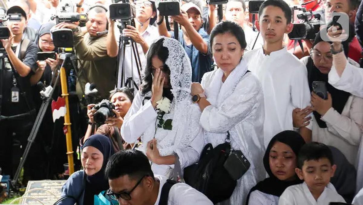 Haru Selimuti Pemakaman Penyanyi dan Artis Senior Titiek Puspa
