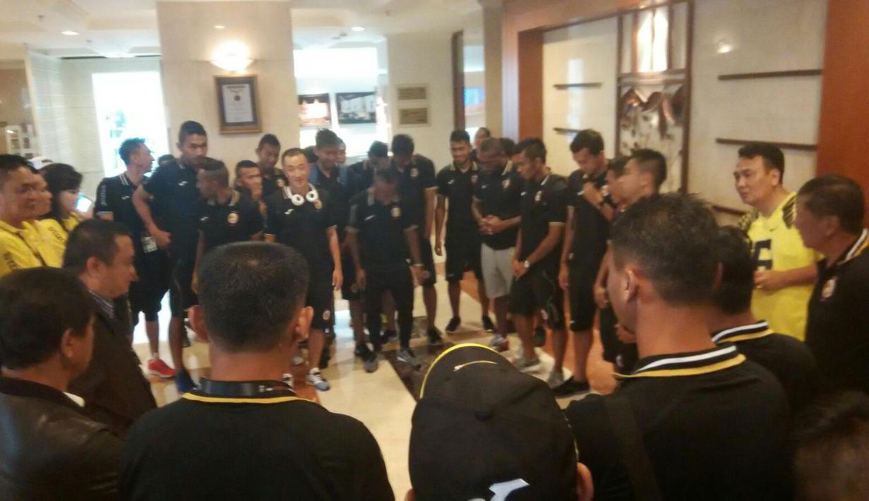 Tim Sriwijaya berdoa di lobi hotel sebelum berangkat menuju Stadion Utama Gelora Bung Karno, Jakarta, Minggu (18/10/2015). (Bola.com/Nicklas Hanoatubun)