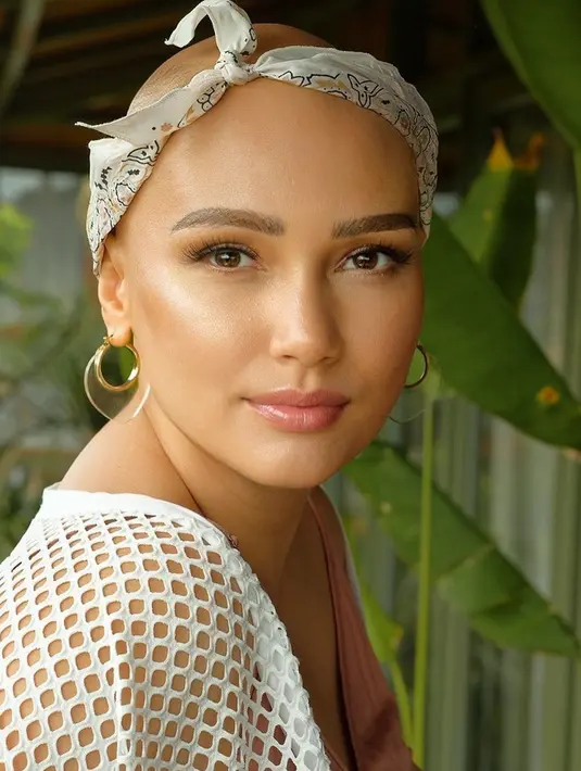 Kemudian dokter mengatakan bahwa Feby harus menjalankan operasi frozen section, yakni teknik pemeriksaan histologi untuk melihat jaringan dengan cara diambil. Jika tumor itu jinak, hanya diambil sel-sel kankernya saja. Tapi jika ganas, Rahim Feby pun harus diangkat. (Instagram/febyfebiola_)