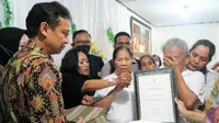 Potret Saat Menteri Kesehatan Budi Gunadi Sadikin Pergi Melayat ke Rumah Dokter Mawar di Makassar, Sulawesi Selatan (Sumber: Dokumentasi Kemenkes RI)
