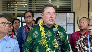 CEO Tesla Elon Musk meresmikan peluncuran Starlink di antor Puskesmas Pembantu Sumerta Kelod, Jalan Muh Yamin VIII, Kota Denpasar, Bali pada Minggu (19/5/2024). (Liputan6/Benedikta Miranti)