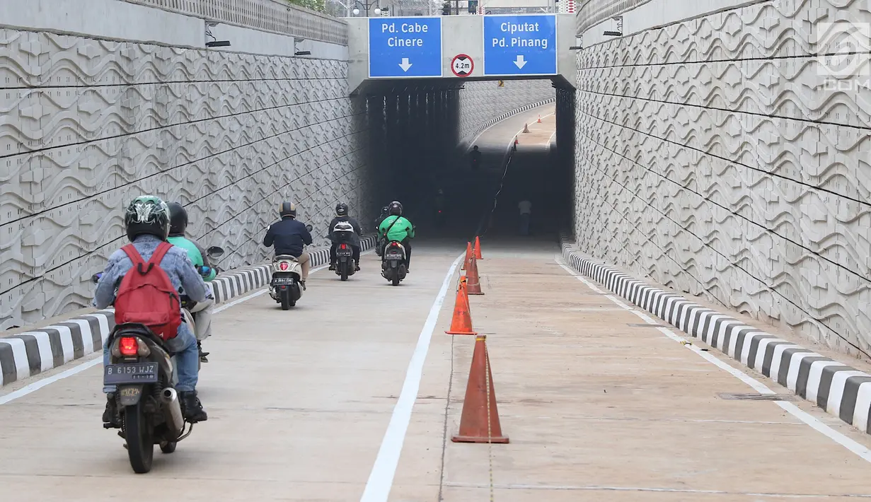 Sejumlah pengendara motor melintasi underpass Kartini di kawasan Lebak Bulus, Jakarta Selatan, Jumat (23/2). Adanya jalan bawah tanah ini diharapkan dapat mengurangi kemacetan di kawasan itu. (Liputan6.com/Immanuel Antonius)