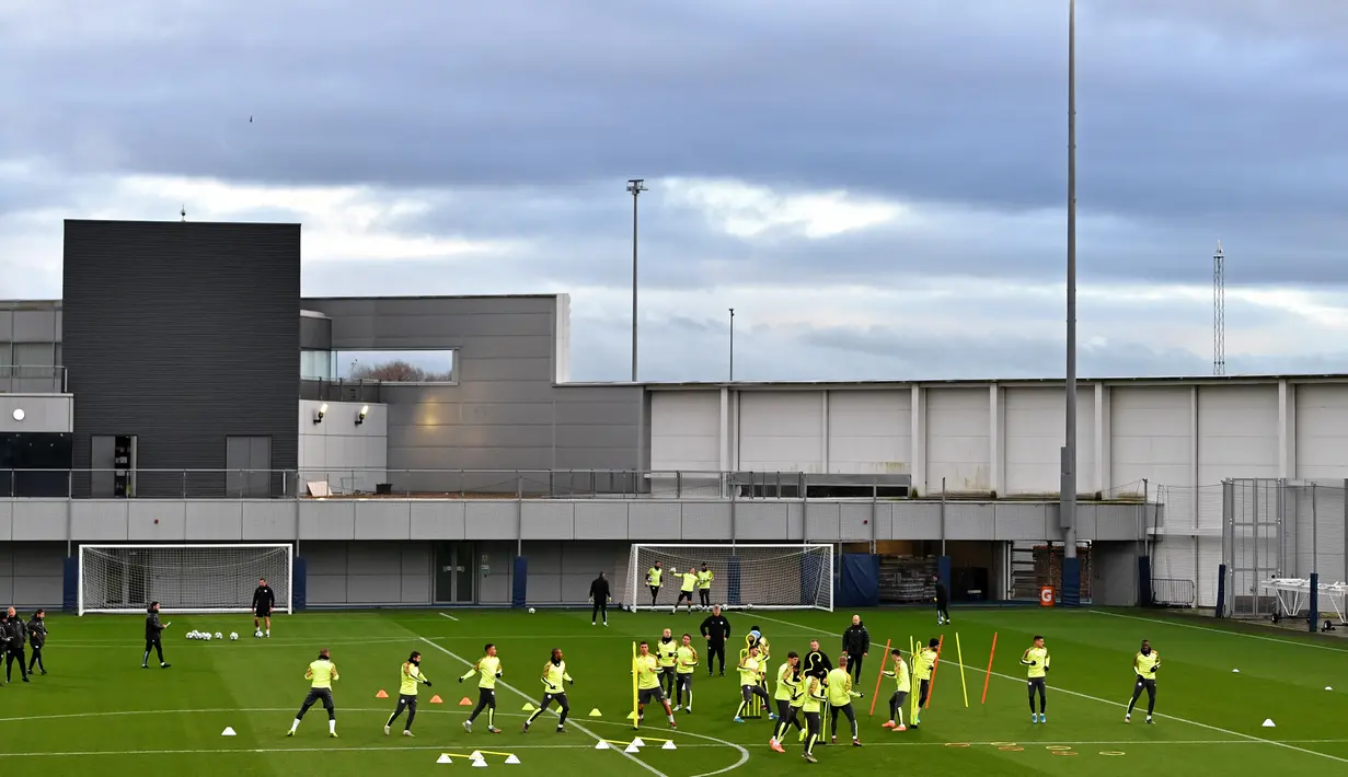 Para pemain Manchester City berlatih jelang menghadapi Shakhtar Donetsk pada pertandingan Grup C Liga Champions di City Football Academy, Manchester, Inggris, Senin (25/11/2019). Manchester City mengincar kemenangan agar bisa menyegel satu tempat di babak 16 besar Liga Champions. (Paul ELLIS/AFP)