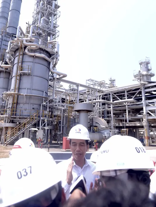 Presiden Jokowi memberikan keterangan pers saat meninjau PT.Trans Pacific Petrochemical Indotama (TPPI) di Tuban, Jatim, Rabu (11/11/2015). Proses pembuatan premium di PT TPPI ini akan mengurangi impor premium sampai 20 persen. (Foto : Cahyo_Setpres)