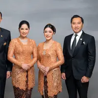 Intip gaya dua pasutri Agus Yudhoyono-Annisa Pohan dan Edhie Yudhoyono-Aliya Rajasa dalam foto keluarga (@annisayudhoyono)