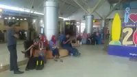 Penumpang di Bandara Internasional Lombok menunggu penerbangan yang dibatalkan akibat erupsi Gunung Agung.  (Liputan6.com/Hans Bahanan)