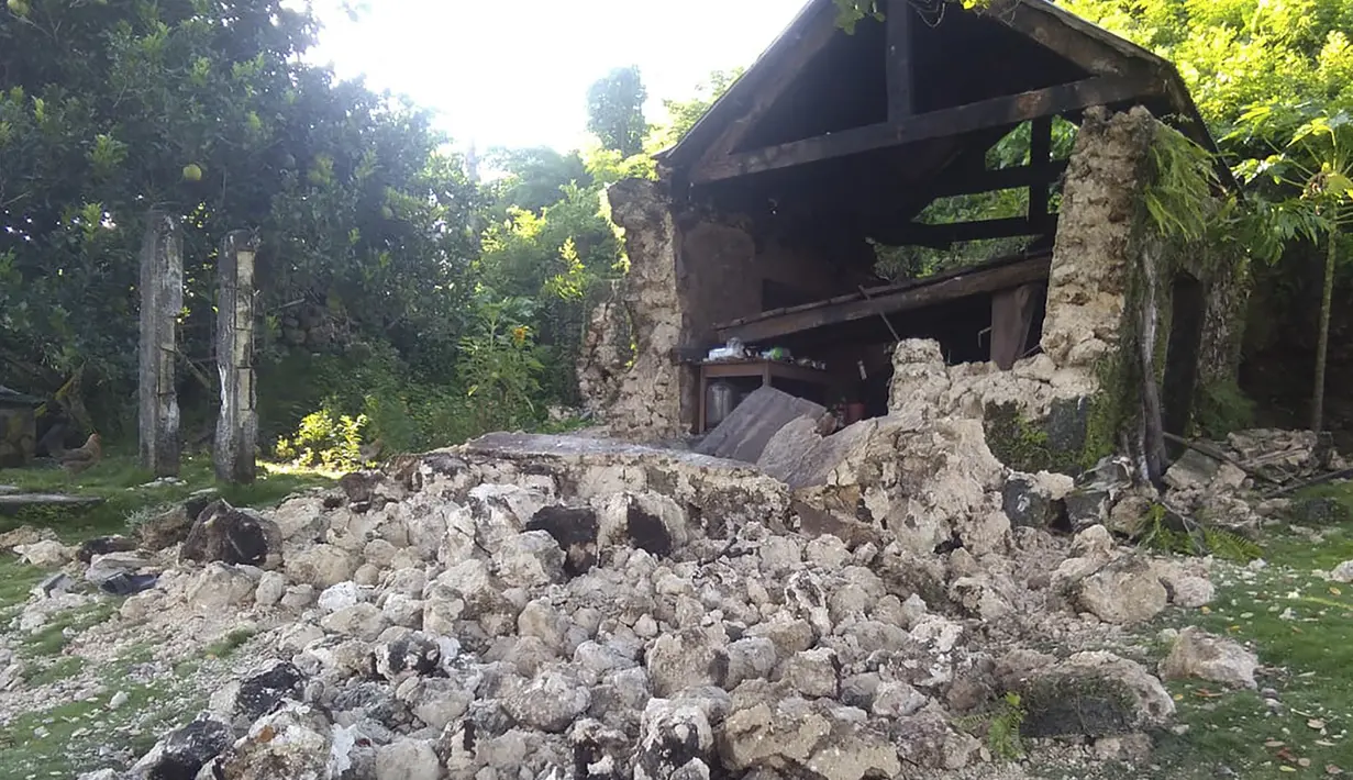 Sebuah rumah rusak setelah gempa kembar berkekuatan magnitudo 5,4 dan 5,9 di Itbayat on Pulau Batanes, Filipina (27/7/2019). Tidak ada peringatan tsunami yang dikeluarkan dalam kejadian gempa kembar tersebut. (Agnes Salengua Nico via AP)