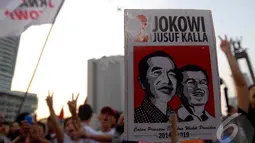 Bendera dan poster bergambar Jokowi-JK dibawa oleh para relawan untuk menyemarakkan aksi mereka di Bundaran HI, Jakarta, Rabu (9/7/2014) (Liputan6.com/Miftahul Hayat)