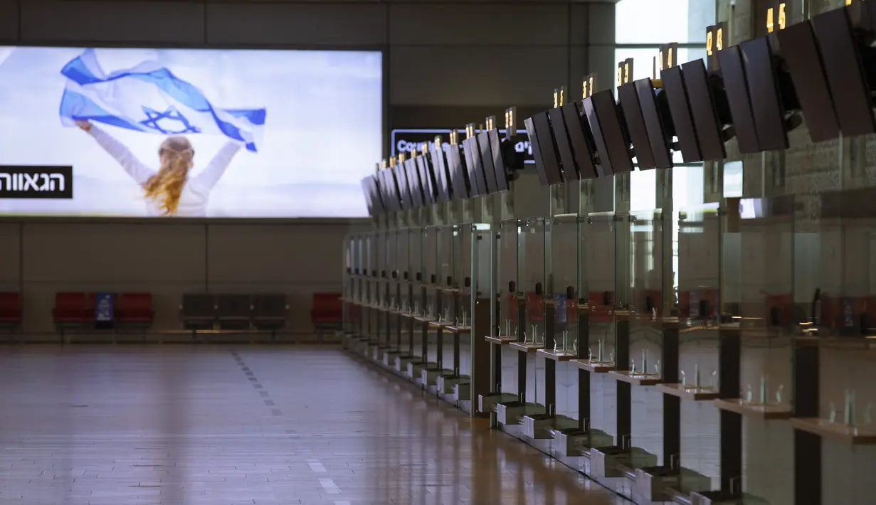 Aktivitas Bandara Ben Gurion yang sepi di Lod, Israel, Selasa (26/1/2021). Bandara internasional utama Israel itu tampak kosong setelah pemerintah menyetujui penutupan selama seminggu untuk mencegah penyebaran varian baru virus corona. (AP Photo/Oded Balilty)