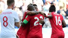 Bek Panama Felipe Baloy mereyakan gol bersama rekannya saat melawan Inggris dalam pertandingan Piala Dunia 2018 di Nizhny Novgorod Stadium, Rusia (24/6). (AFP/Martin Bernetti)