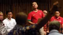 Caketum PSSI 2016-2010, Moeldoko (berdiri) menyimak pertanyaan panelis pada debat terbuka di Hall SCTV Tower, Jakarta, Selasa (4/10/2016). Rencananya, pemilihan Ketua Umum PSSI akan dilaksanakan pada 17 Oktober mendatang. (Liputan6.com/Helmi Fithriansyah)