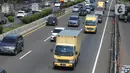 Sejumlah truk melintas di jalan tol di kawasan Jakarta, Senin (19/12/2022). Pemerintah akan membatasi pergerakan angkutan barang bagi truk-truk besar baik yang melewati jalan tol atau jalan arteri pada masa libur Natal 2022 dan Tahun Baru 2023 (Nataru). (Liputan6.com/Angga Yuniar)