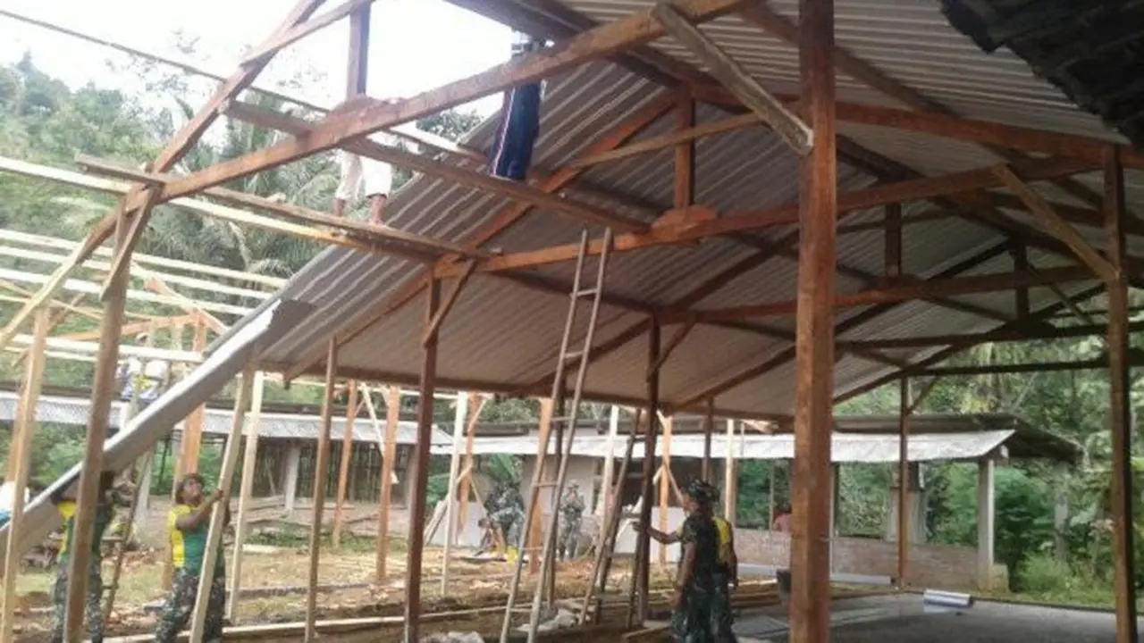 Pembangunan Barak Oleh TNI untuk Korban Longsor Ponorogo