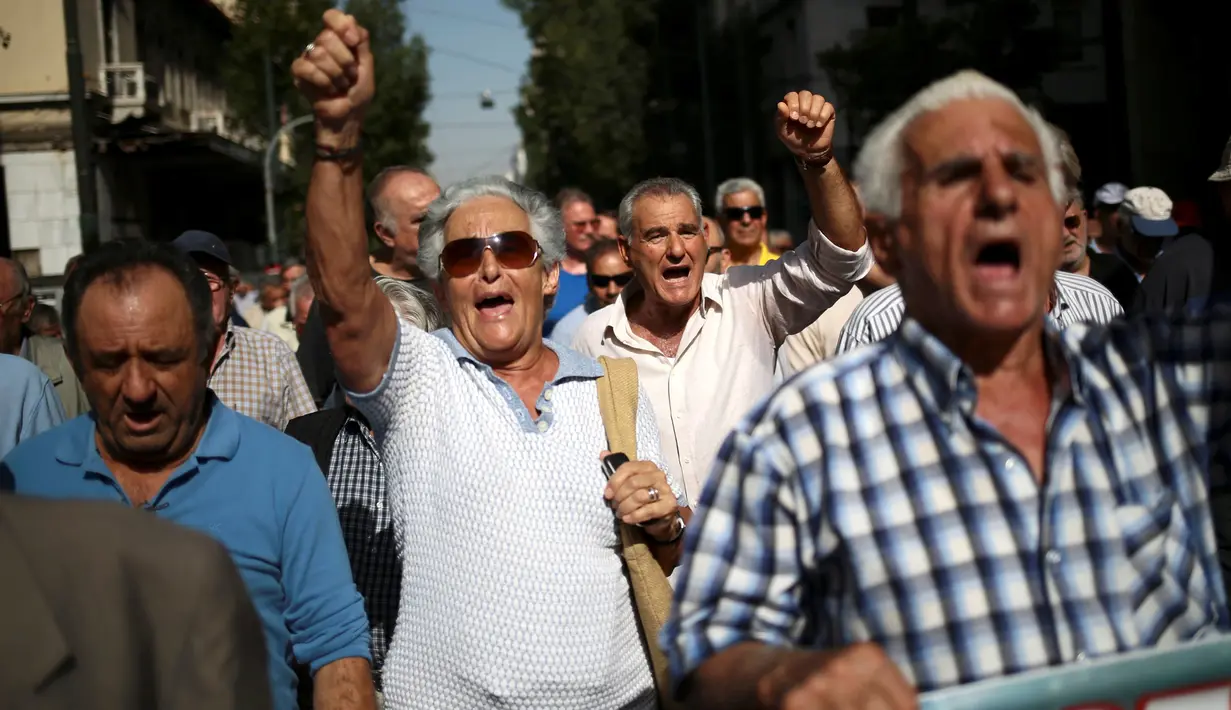 Para pensiunan meneriakkan tuntutan ketika melakukan aksi long march ke kantor Perdana Menteri Alexis Tsipras, di Athena, Senin (3/10). Aksi ini untuk memprotes pemotongan tunjangan pensiun oleh pemerintah Yunani. (REUTERS / Alkis Konstantinidis)