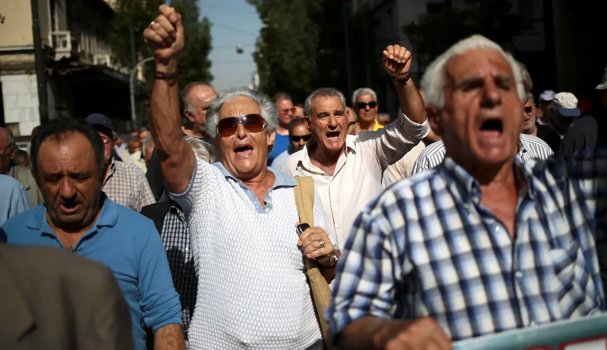 Para pensiunan meneriakkan tuntutan ketika melakukan aksi long march ke kantor Perdana Menteri Alexis Tsipras, di Athena, Senin (3/10). Aksi ini untuk memprotes pemotongan tunjangan pensiun oleh pemerintah Yunani. (REUTERS / Alkis Konstantinidis)