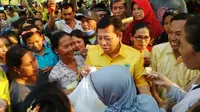 Ketum Partai Golkar Setya Novanto membuka bazar murah di depan Kantor DPD Golkar Jatim, Surabaya, Sabtu (25/6/2016). (Liputan6.com/Dian Kurniawan)