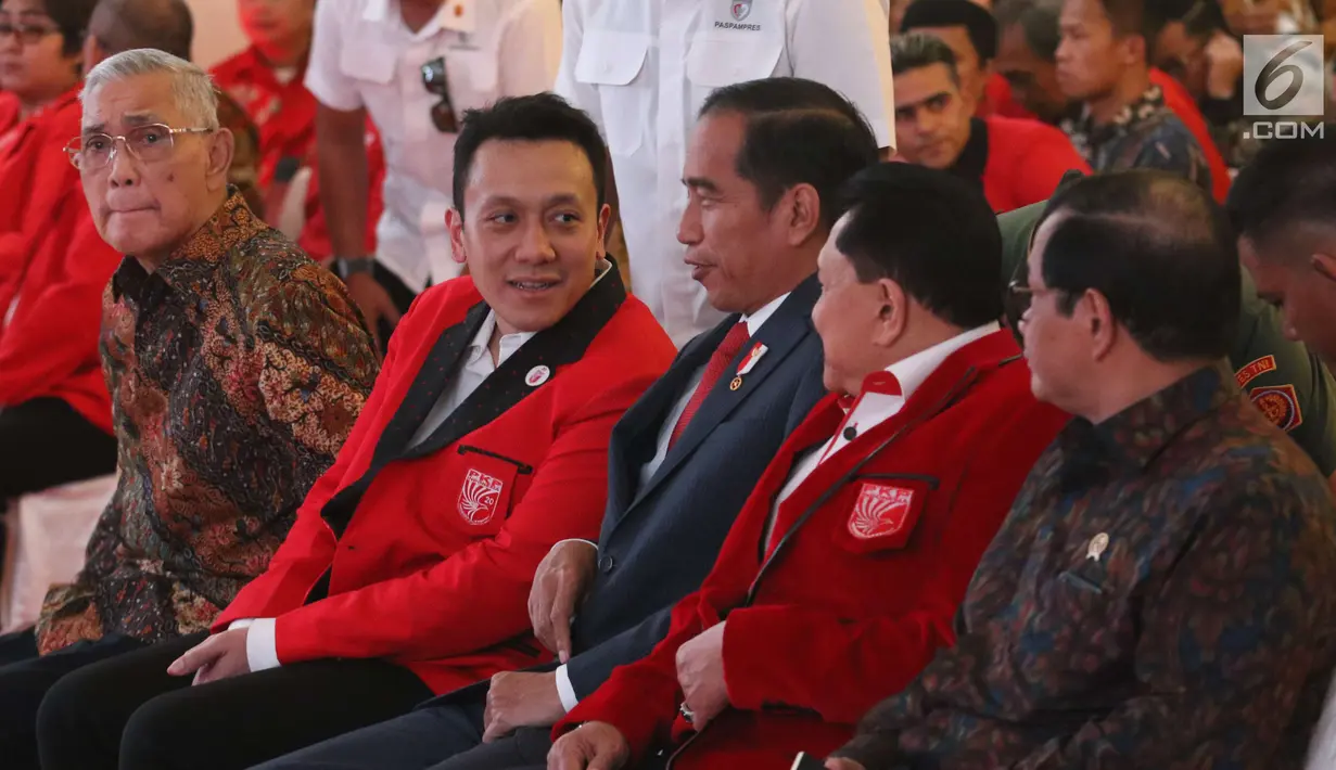 Presiden Jokowi berbincang dengan Ketua umum baru PKPI, Diaz Hendropriyono dan mantan Ketum PKPI, AM Hendropriyono pada penutupan kongres luar biasa Partai Keadilan dan Persatuan Indonesia (PKPI) di Jakarta, Senin (14/5). (Liputan6.com/Angga Yuniar)