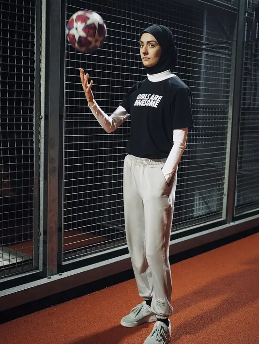 “Saya ingin menunjukkan bahwa saya memakai hijab dan saya muslim, saya seorang wanita,tetapi bukan berarti saya tidak bisa bermain sepakbola,” kata Maymi, dikutip Reuters [3/12].