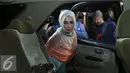 Reza Artamevia memasuki mobil usai melaporkan Gatot Brajamusti di Sentra Pelayanan Kepolisian Terpadu (SPKT) Polda Metro Jaya atas kasus dugaan penipuan terhadap penggunaan Aspat alias sabu sabu, Jakarta (07/10). (Liputan6.com/Herman Zakharia)