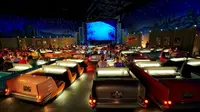 Ingin rasakan sensasi menonton film sekaligus menyantap makanan lezat? Sci-Fi Dine-In Theater Restaurant jawabannya!