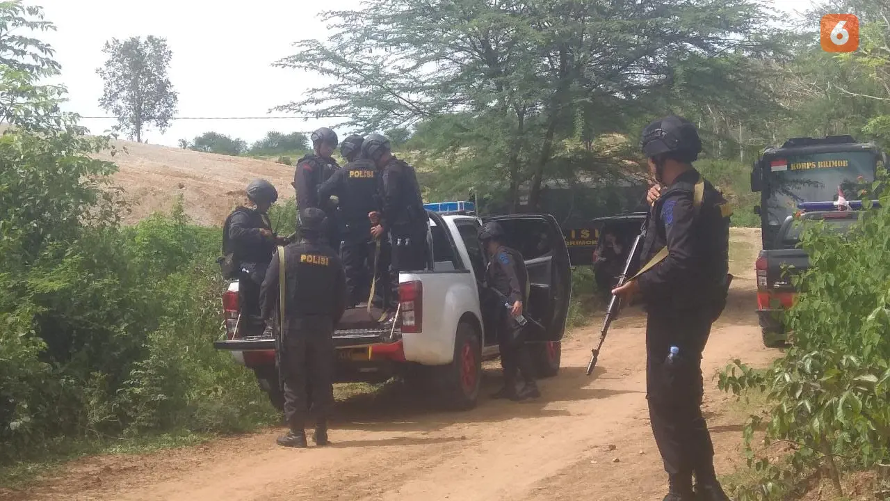Aparat Brimob Polda Sulteng dalam operasi penangkapan terduga anggota MIT di Palu