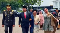 Tak jauh berbeda dari Annisa Pohan, Nanik Istumawati hadir di acara pelantikan sang suami mengenakan kebaya panjang warna biru tua. [Foto: Instagram/hadi.tjahjanto]