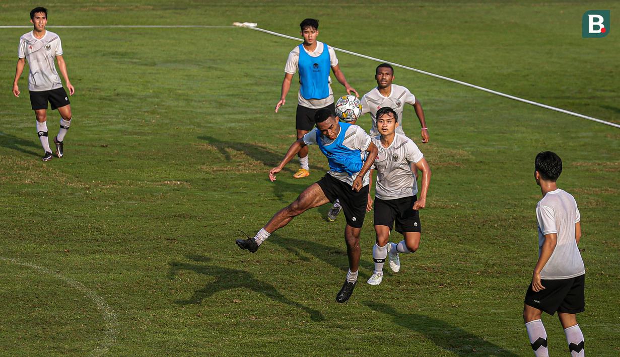 Pemain Timnas Indonesia U-22, Patrick Alfredo Womsiwor saat melakukan pemusatan latihan untuk SEA Games 2023 di Lapangan B Kompleks Stadion Gelora Bung Karno (SUGBK), Senayan, Jakarta, Sabtu (11/03/2023). Sebanyak 17 nama pemain baru bergabung untuk menjalani pemusatan latihan gelombang kedua ini yang berlangsung dari 9-16 Maret 2023. (Bola.com/Bagaskara Lazuardi)