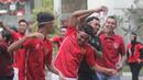 Para pemain Timnas U-19 Indonesia mengikuti lomba memindahkan air menyambut HUT RI ke-72 di Yogyakarta, (17/8/2017). Yogyakarta menjadi pilihan Timnas U-19 untuk melakukan TC. (Bola.com/Ronald Seger)