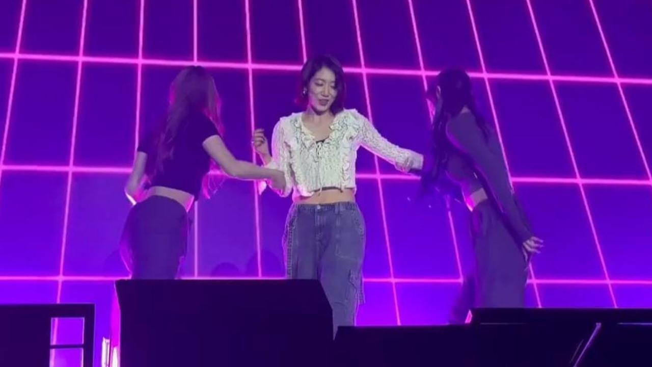 7 Potret Aksi Panggung Park Shin Hye Cover Dance Lagu Jennie Blackpink, Aksi Lincahnya Curi Perhatian Penonton