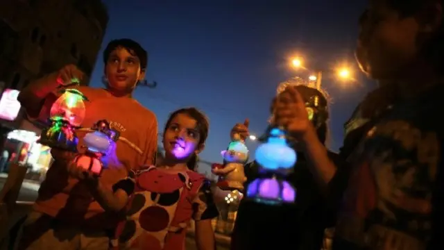 Anak-anak Palestina memegang lampion tradisional yang dikenal dalam bahasa Arab sebagai "Fanous" yang dijual selama bulan suci Ramadan (AFP)