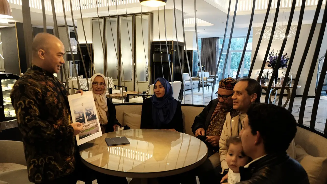 Staf KJRI Cape Town bersama peserta "Ngabuburit sambil Mempelajari Monas" (sumber: KJRI Cape Town via Kemlu.go.id)