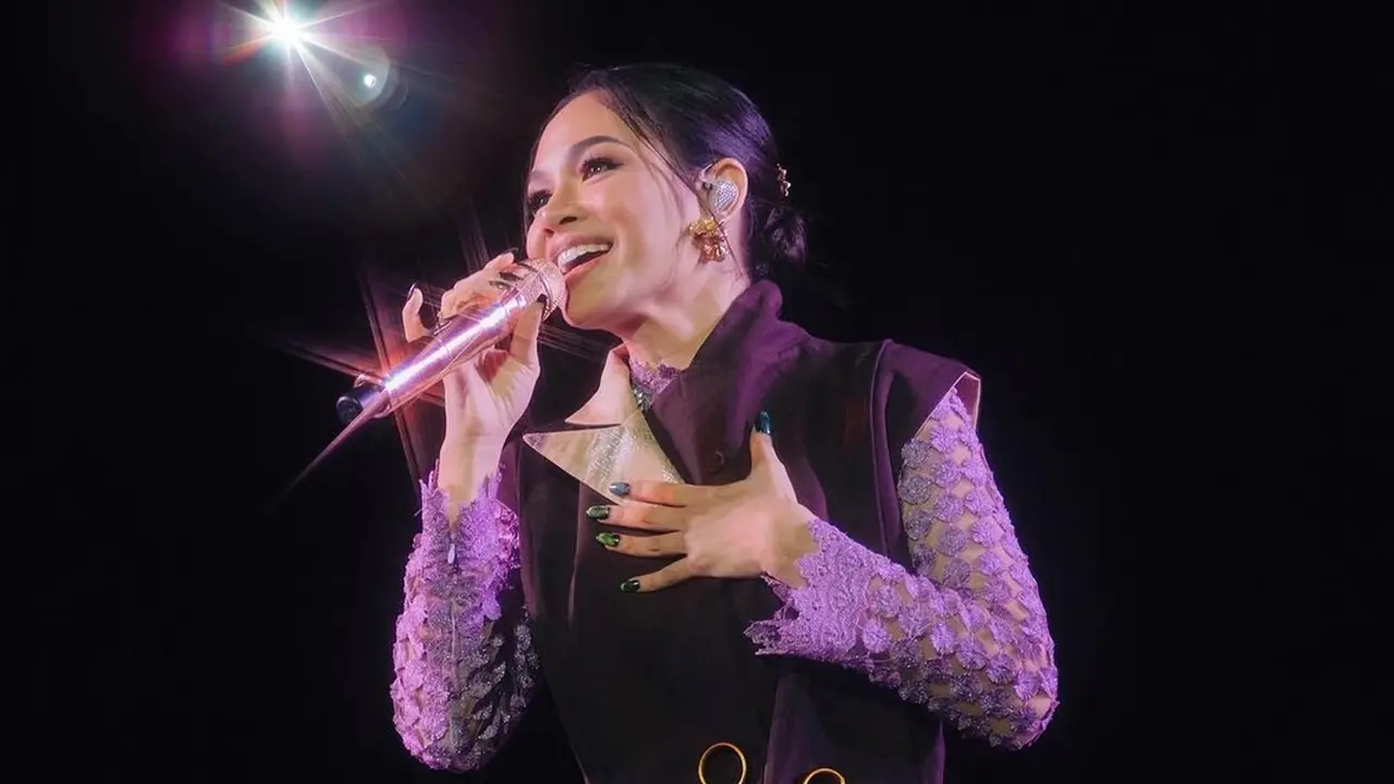 FOTO: Penampilan Andien di Prambanan Jazz 2022, Anggun Berbalut Beskap Jawa