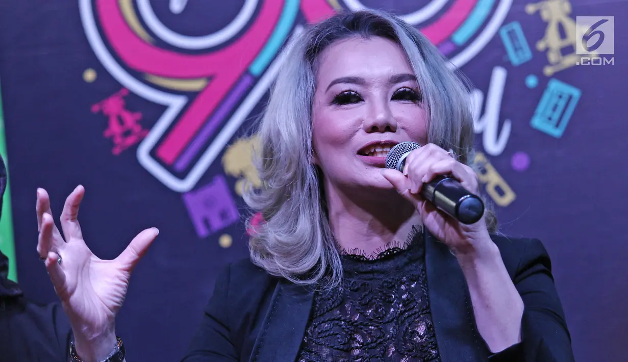 Penyanyi Reza Artamevia memberi keterangan saat jumpa pers The 90's Festival di Jakarta, Selasa (14/11). The 90's Festival menampilkan musisi era 90-an dan barang-barang yang pernah ada di era tersebut. (Liputan6.com/Herman Zakharia)