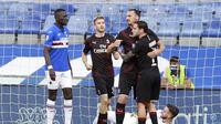 Bintang AC Milan, Zlatan Ibrahimovic (dua dari kanan), berselebrasi setelah menjebol gawang Sampdoria pada pertandingan Serie A di Luigi Ferraris, Kamis (30/7/2020) dini hari WIB.  (Tano Pecoraro/LaPresse via AP)