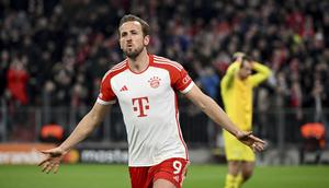 Pemain Bayern Munchen, Harry Kane, melakukan selebrasi setelah mencetak gol ke gawang Lazio pada laga leg kedua babak 16 besar Liga Champions yang dihelat di Allianz Arena, Rabu (6/3/2024). (Sven Hoppe/DPA via AP)