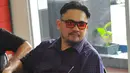 Farhat Abbas saat berada di Kejaksaan Negeri Jakarta Selatan, Kamis, (1/10/2015). Kejari Jakarta Selatan resmi menetapkan Farhat Abbas sebagai tahanan kota selama 20 hari ke depan. (Liputan6.com/Faisal R Syam)