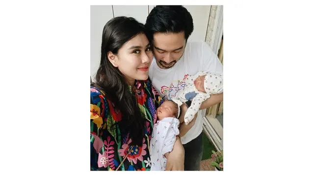 7 Potret Syahnaz dan Jeje Govinda Asuh Anak Kembarnya, Kompak Banget
