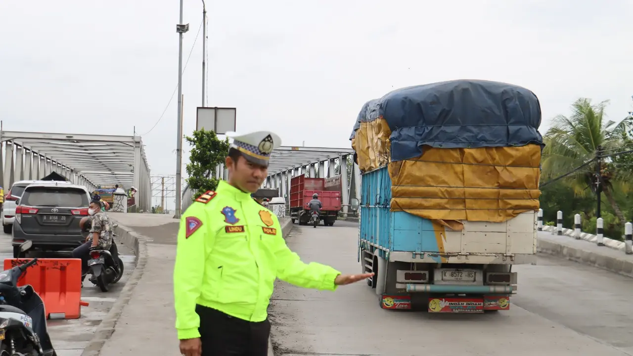Polisi mengalihkan arus lalu lintas selama perbaikan jembatan Comal, Pemalang. (Foto: Liputan6.com/Polres Pemalang)