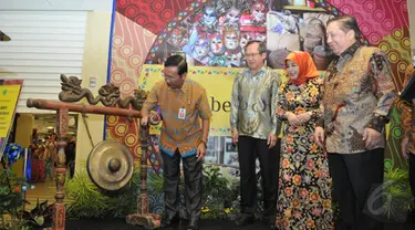 Walikota Jakarta Selatan Syamsudin Noor memukul gong saat meresmikan Beranda Nusantara di Mall Kota Kasablanka, Jakarta (22/5/2015). Sebanyak 68 pelaku UKM dan 32 PKL di Jakarta Selatan akan direlokasi ke Mal Kasablanka (Liputan6.com/Herman Zakharia)