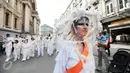 Peserta mengenakan kostum unik saat mengikuti parade Zinneke di pusat kota Brussels, Belgia, (22/5). Parade Zinneke menggabungkan seni dengan budaya dalan aksi paradenya. (Arie Asona)
