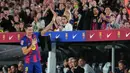 Momen emosional langsung menyelimuti markas Barcelona setelah Robert Lewandowski menyampaikan salam perpisahan kepada para pendukung. (AP Photo/Joan Mateu Parra)
