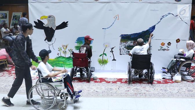 Penyandang disabilitas melukis berbagai mural di kanvas sepanjang 20 meter di Balai Kota DKI Jakarta, Kamis (11/10). Kegiatan tersebut diadakan sebagai sarana untuk para penyandang disabilitas berkarya. (Liputan6.com/Immanuel Antonius)