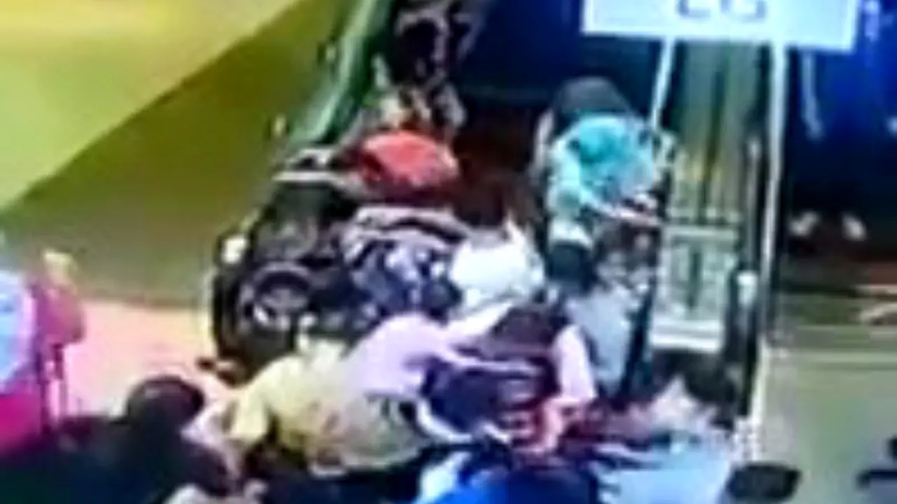Astaga, Eskalator di Malayisa Ini Mendadak Berganti Arah