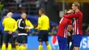 Fernando Torres memeluk rekannya usai Final Liga Champions 2015/2016 di Stadion San Siro, Milan, Minggu (29/5). Atletico harus mengubur mimpi mereka usai kalah 5-3 lewat adu pinalti dengan Real Madrid. (Reuters / Kai Pfaffenbach)