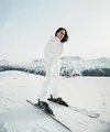 Dalam balutan busana serba putih yang menyatu harmonis dengan latar salju, Shandy tampil effortless namun tetap terlihat polished dan berkelas. [@shandyaulia].