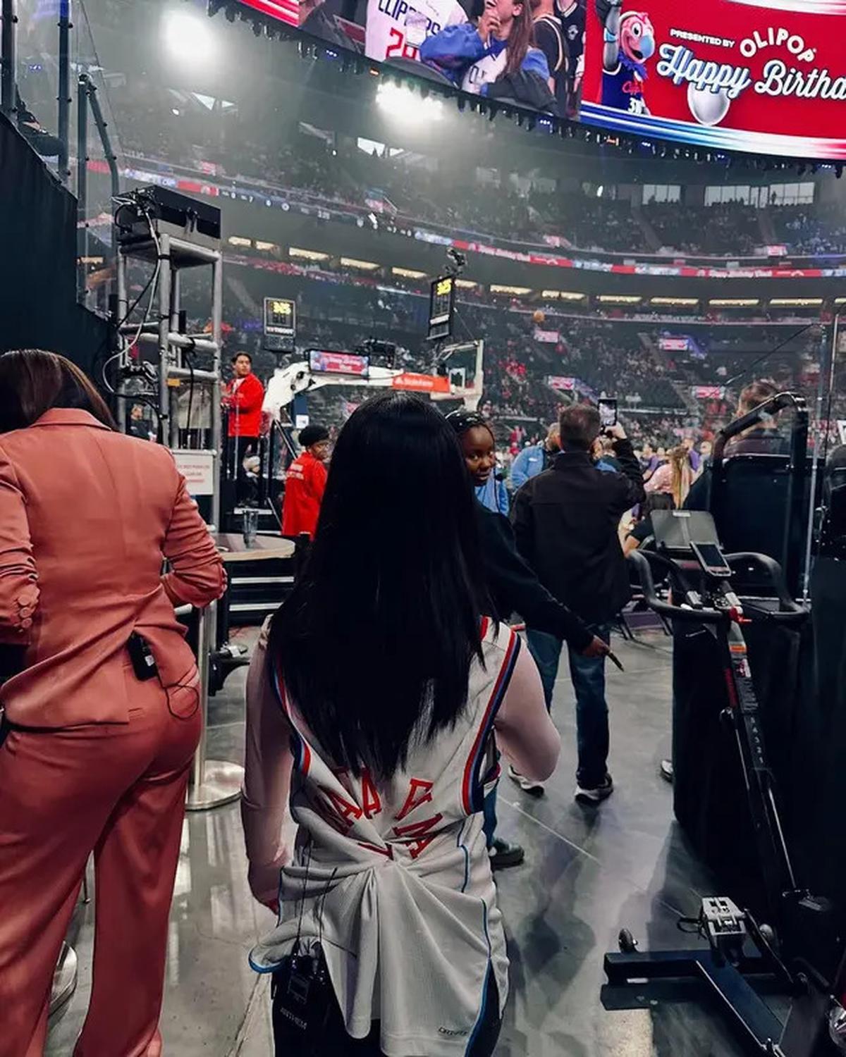 Bikin Bangga! Penyanyi Malea Emma Tampil di Laga NBA dengan Jersey Bertema Kemerdekaan Indonesia